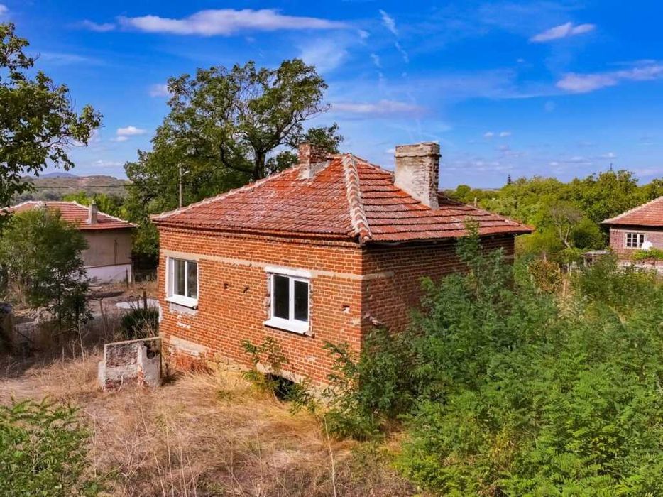 Едноетажна къща с мазе за ремонт в село Загорци, област Бургас