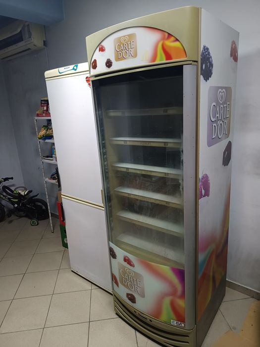 Продавам вертикален фризер