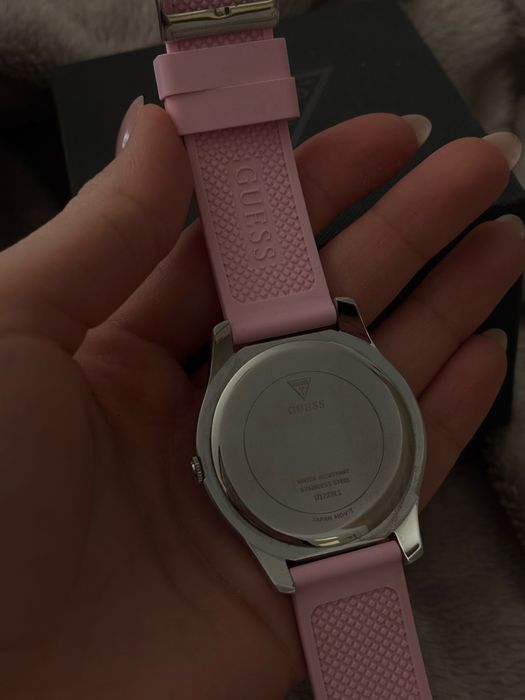 Часовник Guess с кристали Swarovski