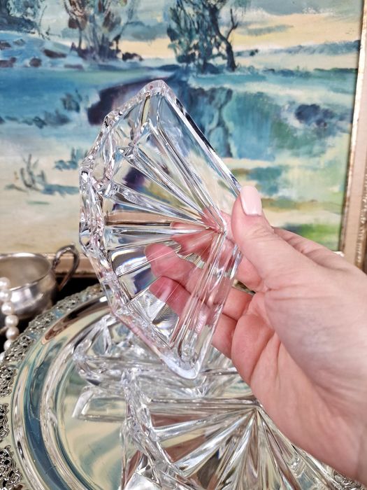 Кристален поднас