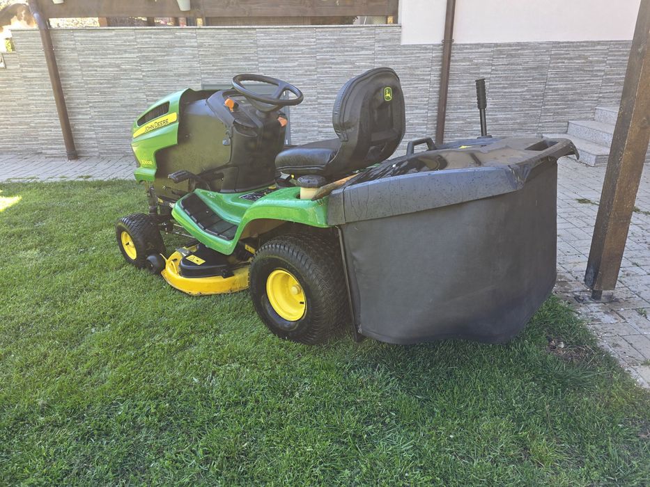 Продавам тракторна косачка John Deere X300R с кош за тревата