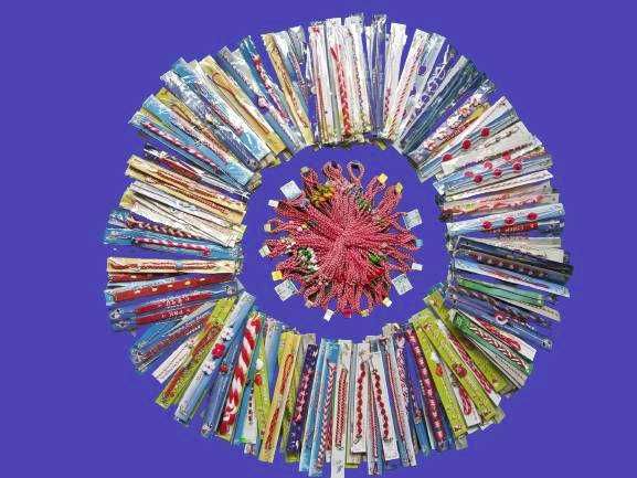 Мартеници гривни, снопчета, за закичване МИКС от производител на едро.