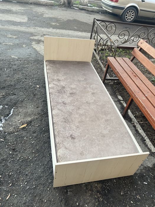 Срочно продается кровать 2 штуки с матрасом