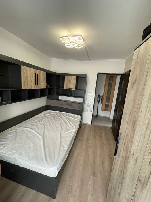 PF închiriez ap cu o camera Podu ros etaj 3