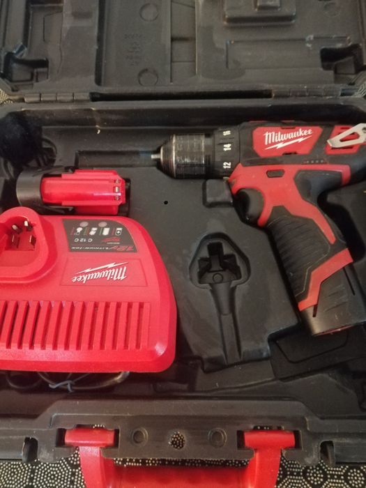 Milwakee m12 cu 2 acum incarcator noua