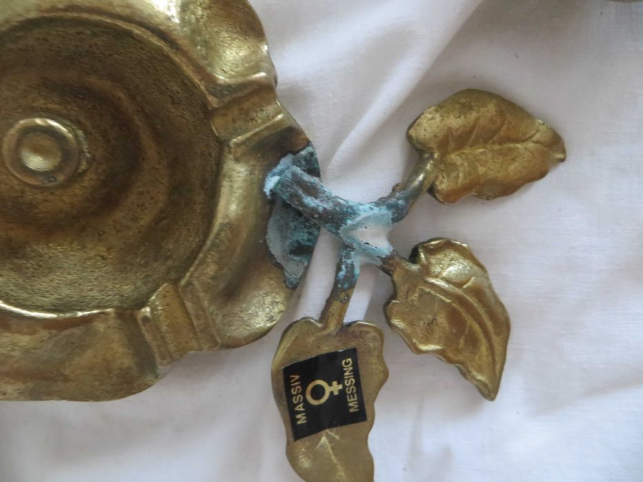 Антикварни свещници, ваза, прибори за гасене на свещи