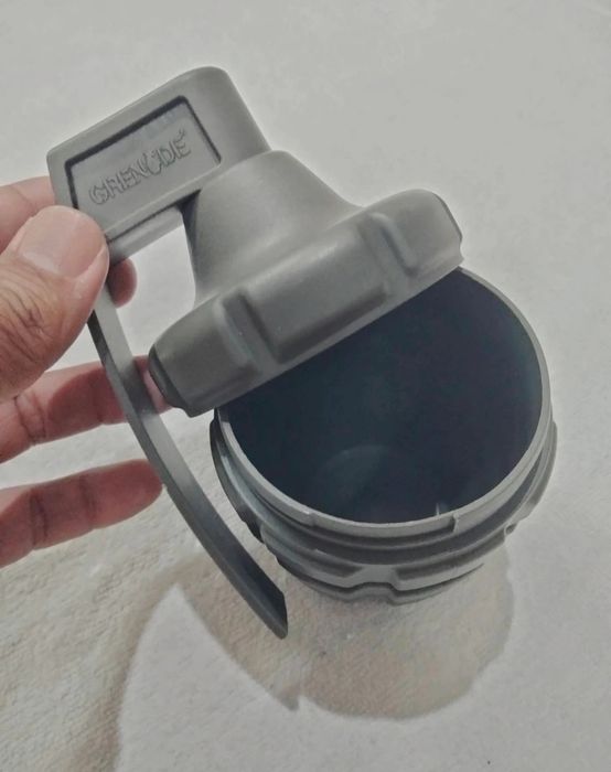 Recipient gol de plastic în formă de grenadǎ