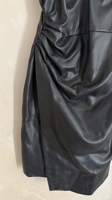 Къса кожена черна рокля Zara