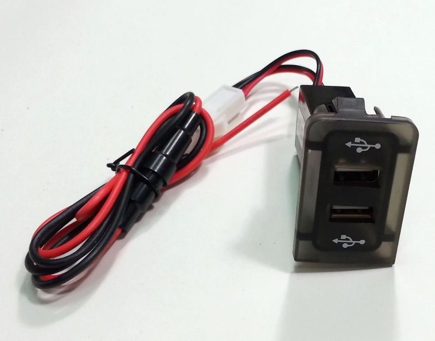 USB зарядно с два USB изхода за автомобил Голф 4/Бора 4 VW Golf 4 Bora