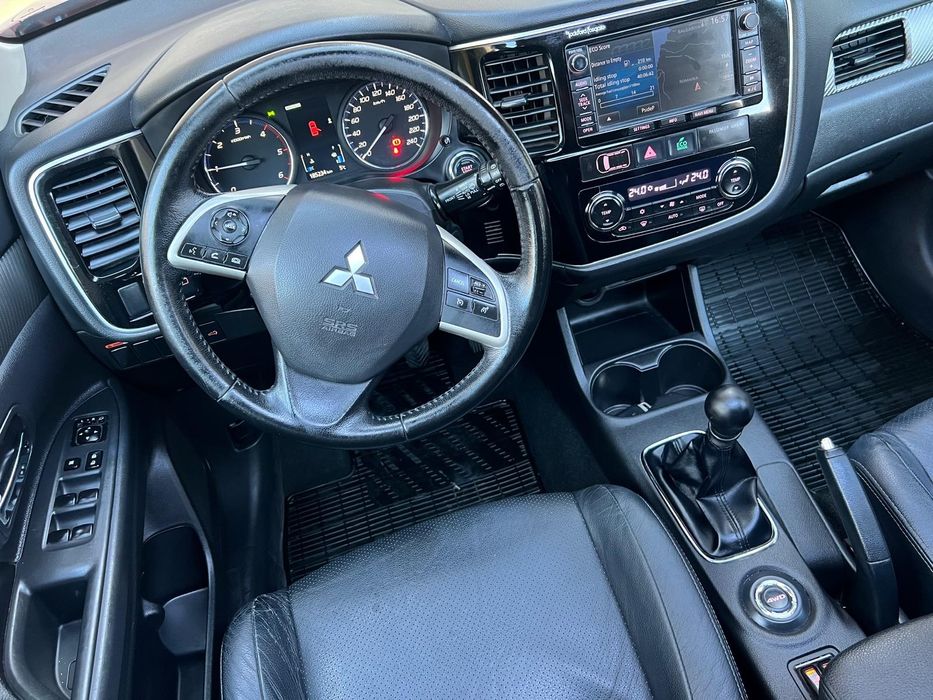 Mitsubishi Outlander 4x4*7 locuri*Full Options *Piele*Camera*Panoramic