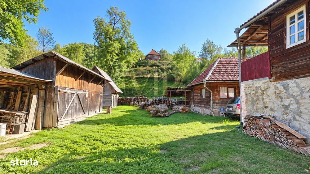 Casa individuala cu 4 camere,1130 mp teren,Intregalde