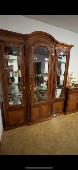 Мебель для зала, очень добротный, качественный.