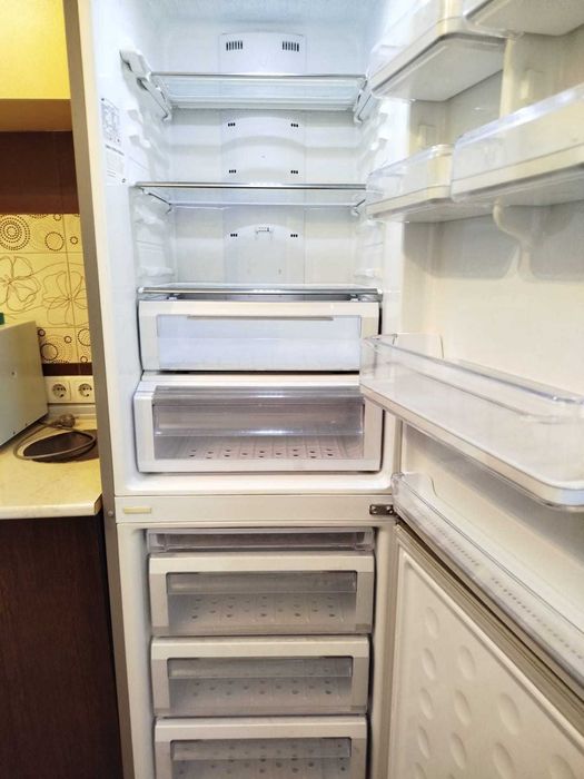Продам холодильник Samsung.