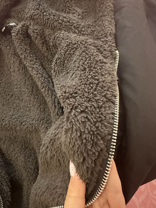 Продавам дамско яке със плюш от вътрешната му страна