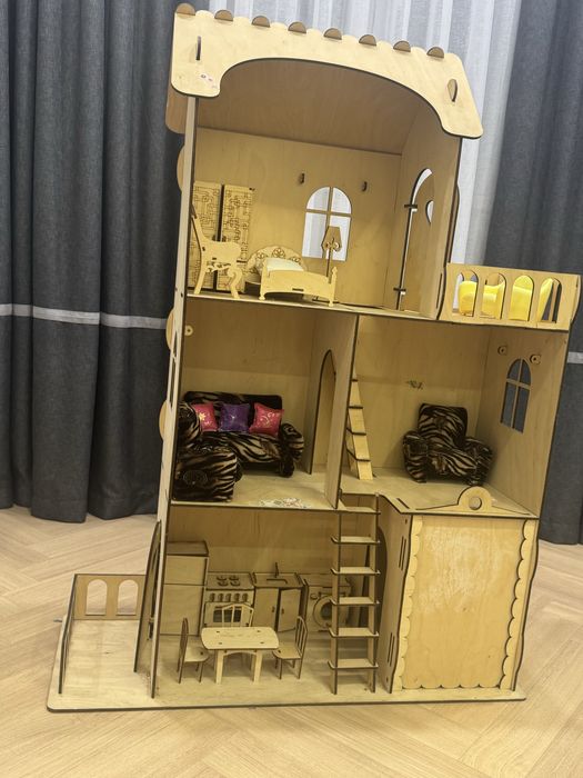 Деревянный домик для кукол