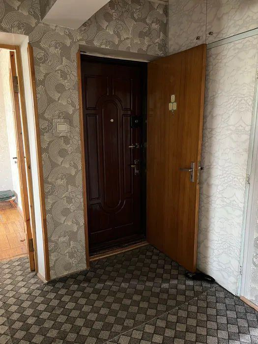 Квартира на С.Азимова 3/4/5 общ пл 75м /77 серия