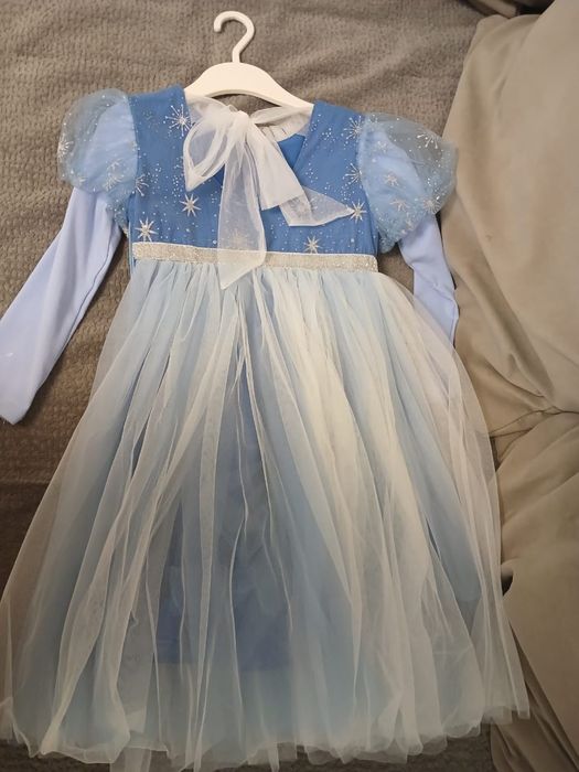 Платье Эльзы в отличном состоянии .