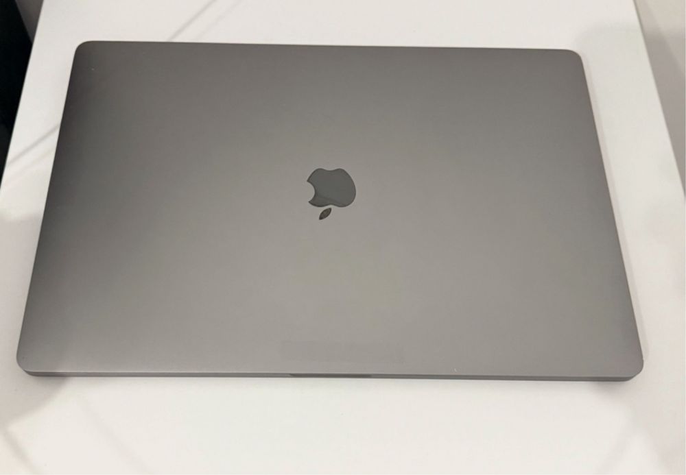 16” MacBook PRO 2020• 16 GB • 512 GB • i9 • 98% Viata Bateriei