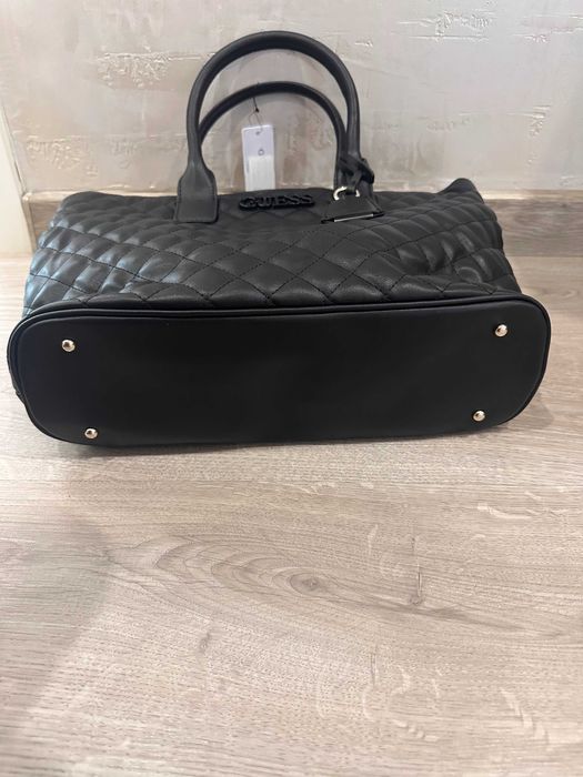 GUESS чанта в черно нова