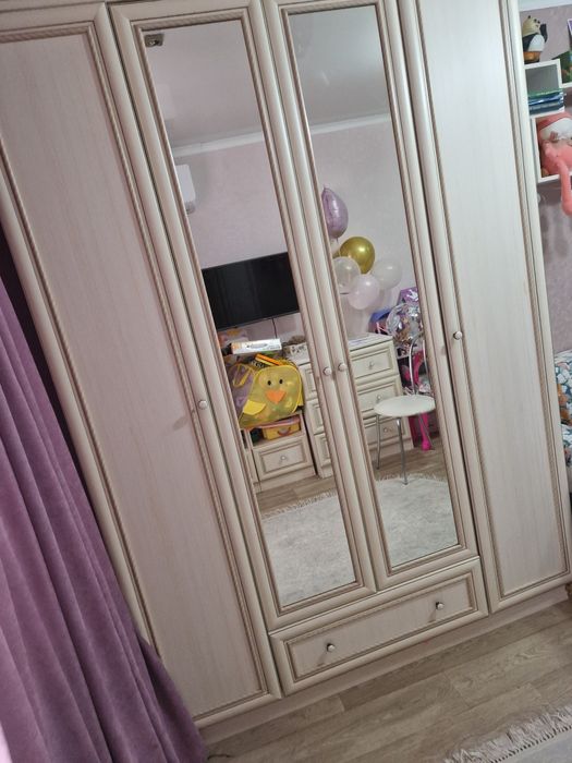 Продам шкаф ,комод и 2 тумбочки