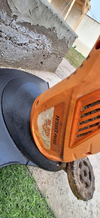 Masinabde tuns iarba pe benzina