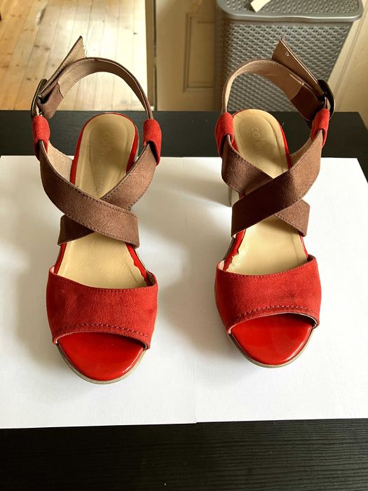 Червени сандали на ток