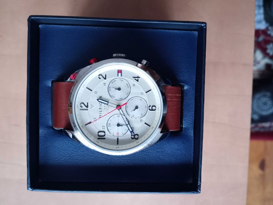 Продавам Tommy Hilfiger Corbin, отличен