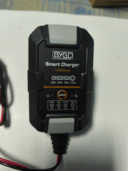 Incarcator digital smart de acumulatori Li-ion 6V/12V