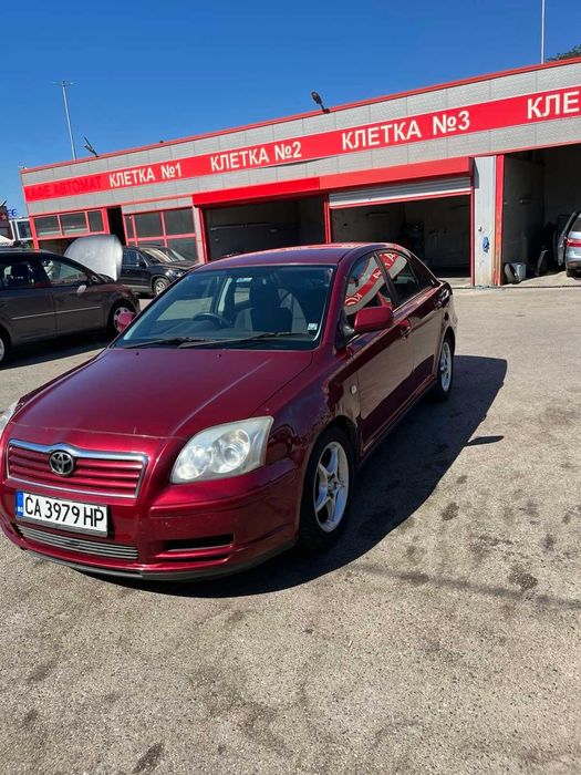 Toyota Avensis, 2004 година, бензин, в движение, цвят бордо