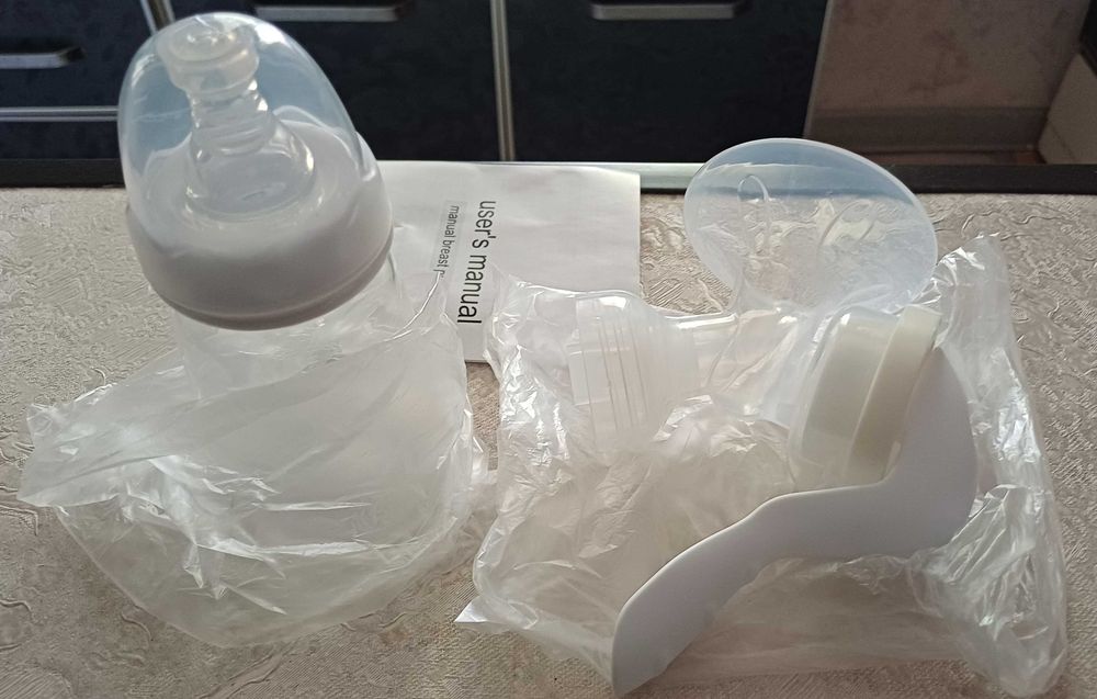 Аёллар учун кýкрак сутини соғиш учун икки хил аппарат.