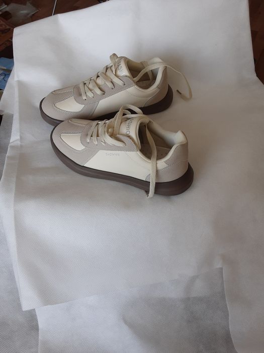 Кроссовки женские