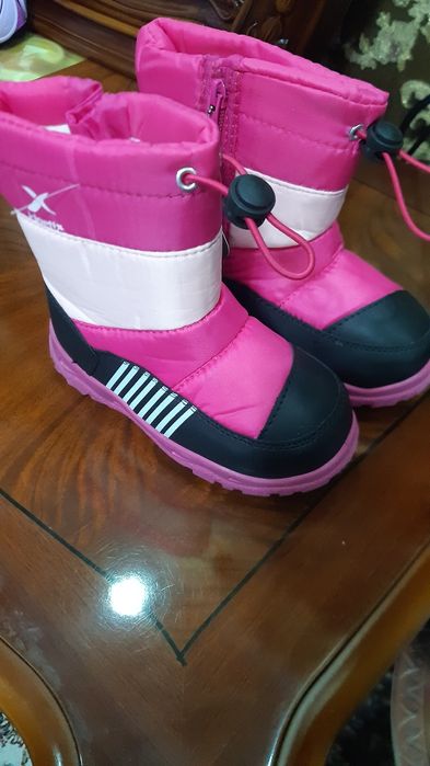 Продам сапожки для девочек.