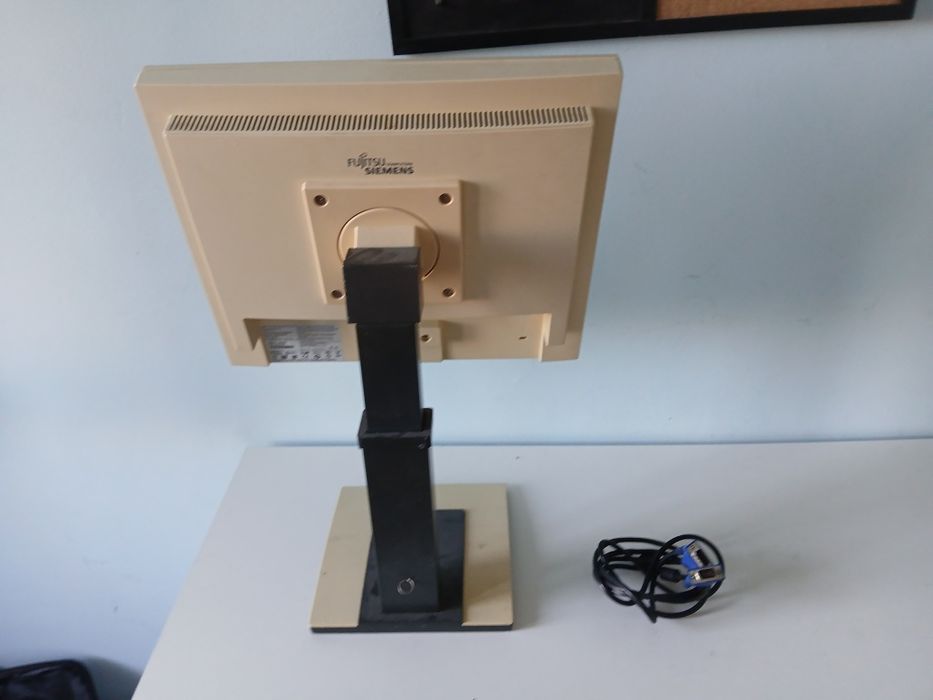 Стар компютърен монитор Fujitsu Siemens