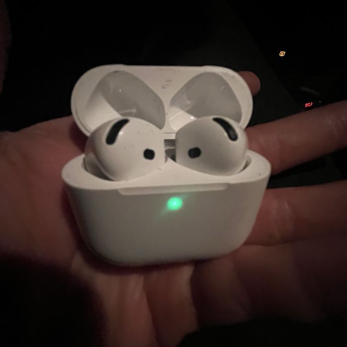 Van airpods 4 cu garantie!