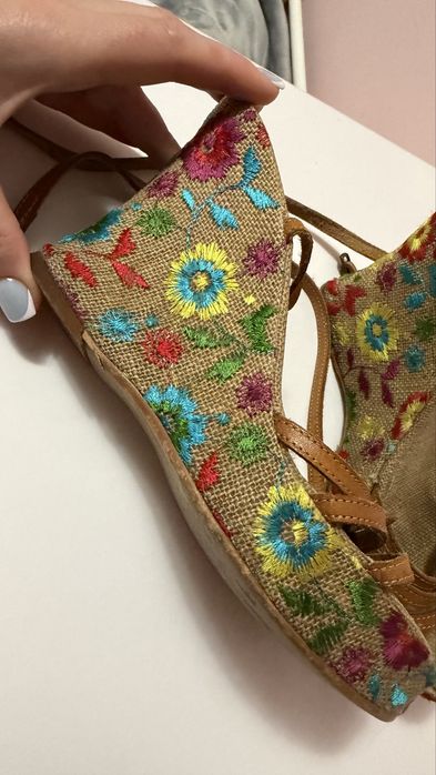 Босоножки яркие, 39 р 2000тг