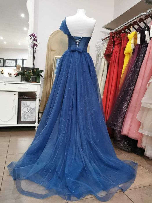 Разкошна абитуриентска рокля със сребристи обувки на висок ток