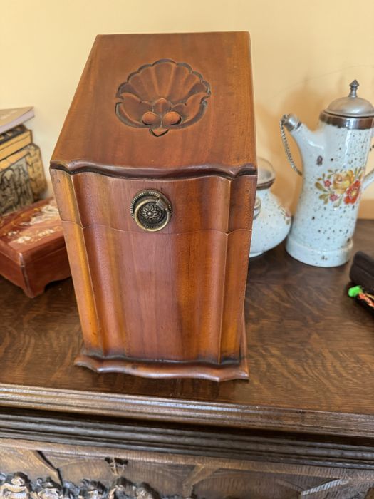 Стара  изискана кутия за пури от орехово  дърво