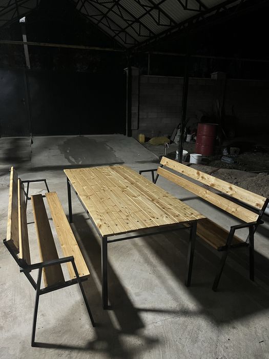 Столы, скамейки, стулья,