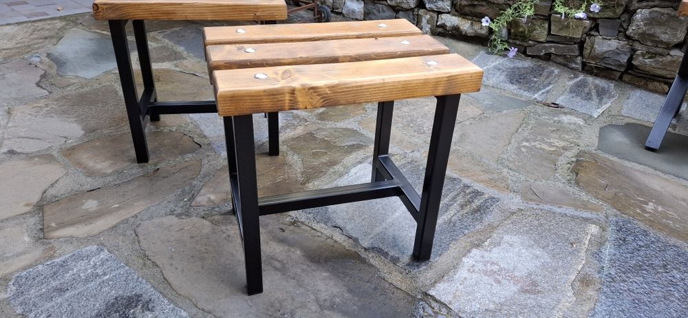 Табуретки от прахово боядисан метален профил и иглолистна дървесина.