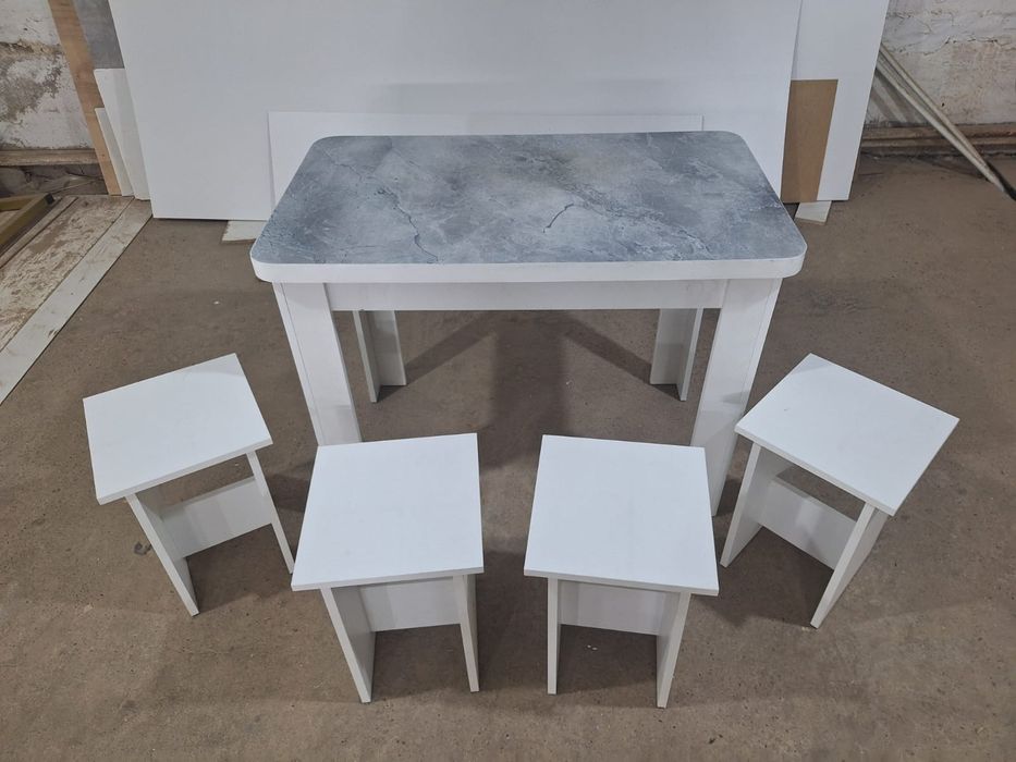 Продам новые стол и 4табуретки. Размеры стола 1метр длина, ширина 60см