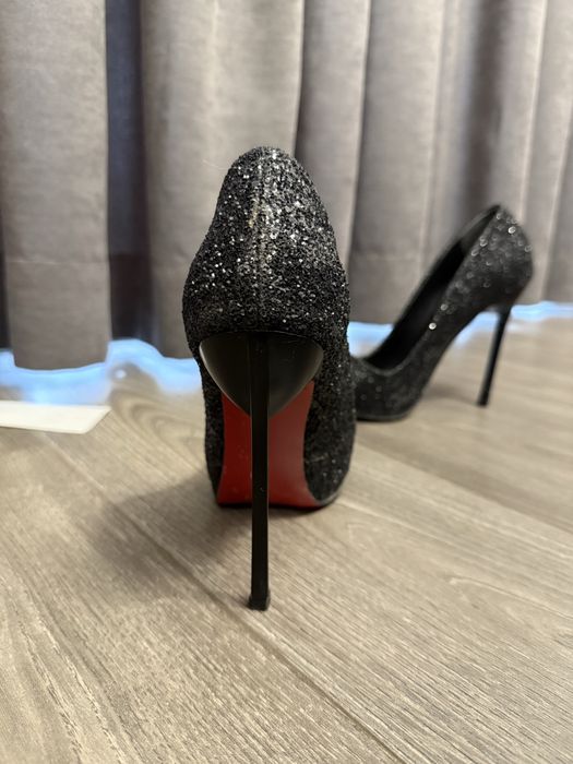 високи черни токчета