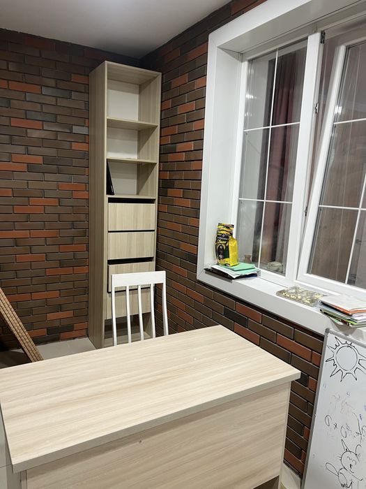 Учеьный стол и полка для книг