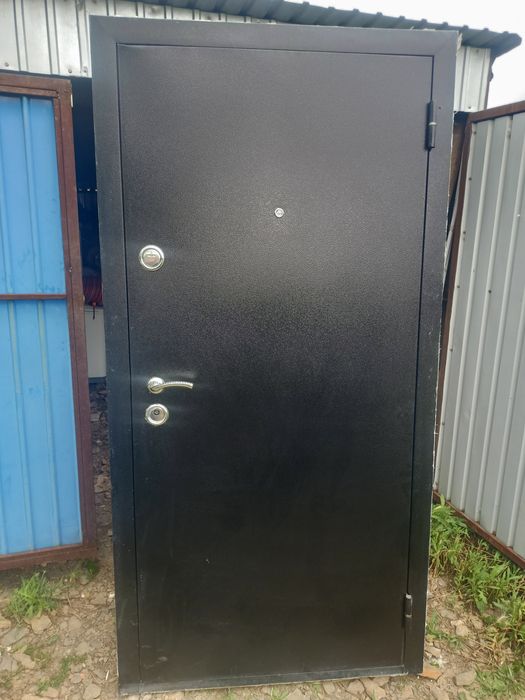 Железный входная дверь