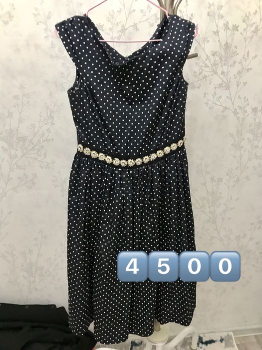 Арзан бағада киімдер сатылады