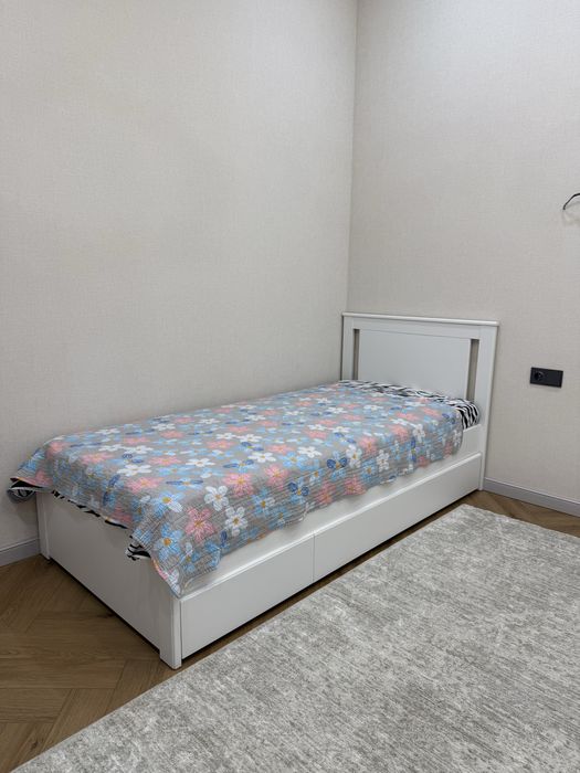 Кровать IKEA  90*200 с матрасом, ящиками