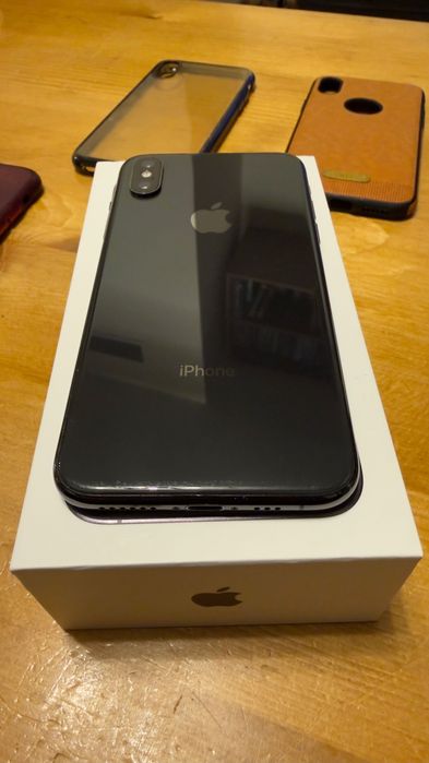 iPhone XS 64 GB - Перфектен + оригинални слушалки