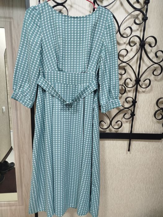 Платье шикарное бирюзового цвета ниже колен
