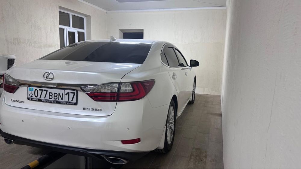 Почти Новый лексус ес 350