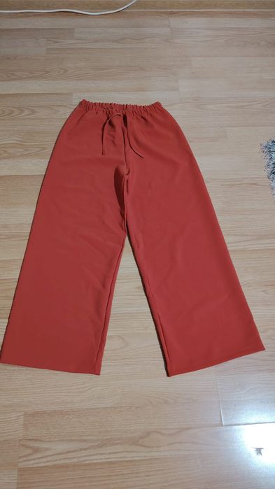 Vând pantaloni noi