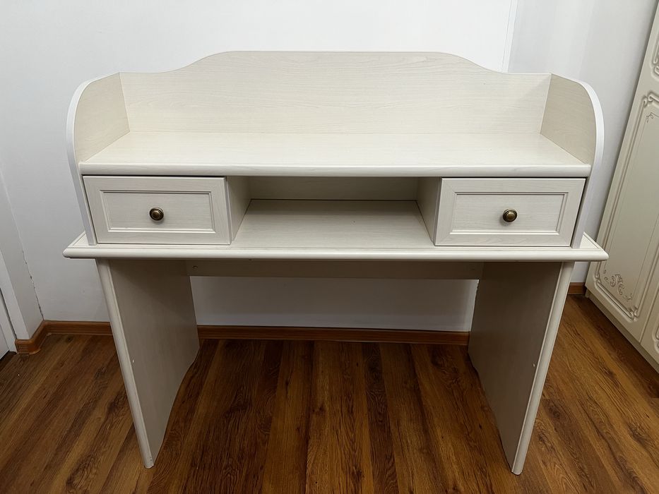 Стол бюро  бежевого цвета.